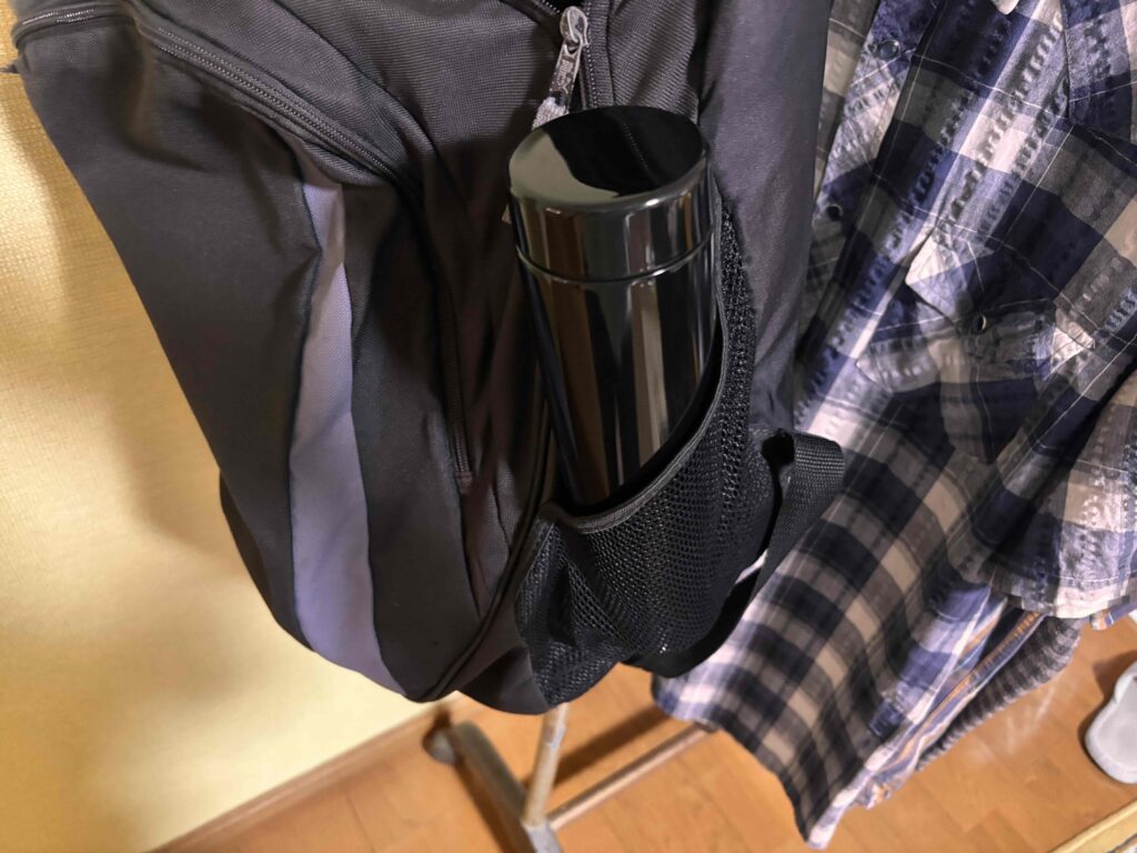 ステンレスサーモドリンクボトル　530mlはリュックのサイドポケットにも収納しやすい
