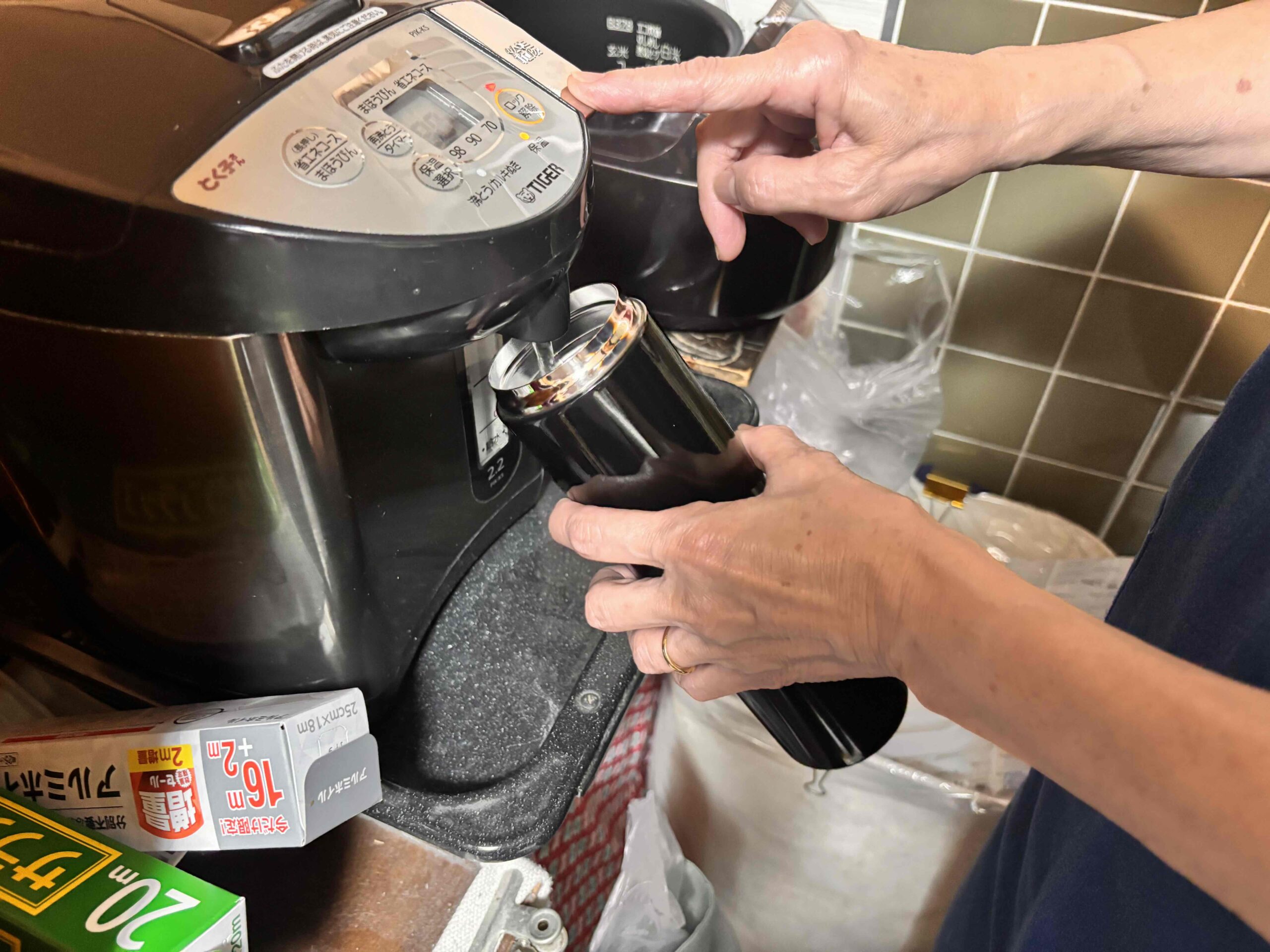 ステンレスサーモドリンクボトル　530mlにポットのお湯を注ぐ様子