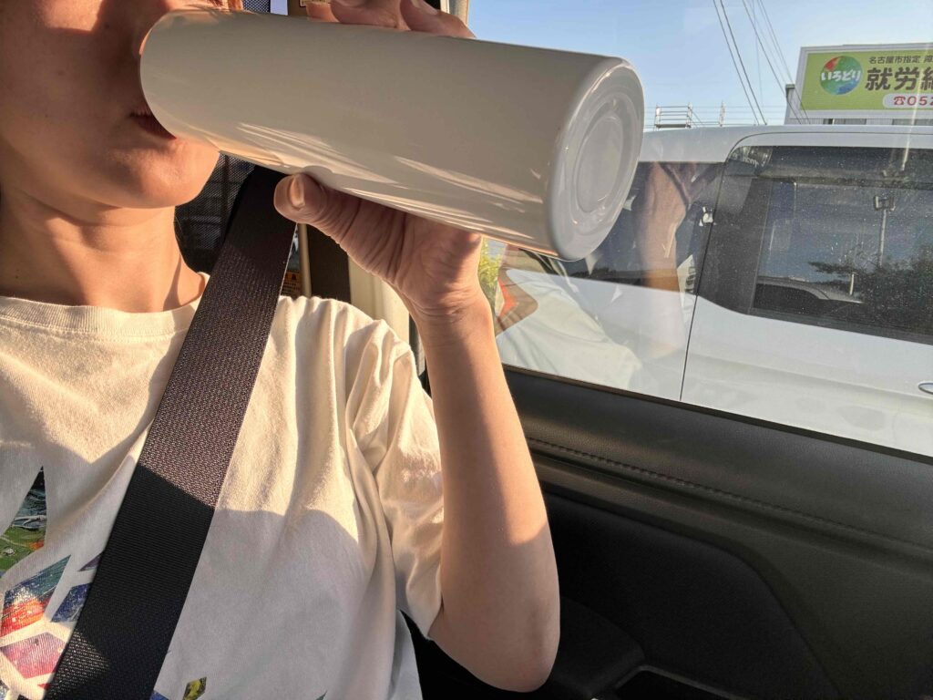 ステンレスサーモドリンクボトル　530mlで飲み物を飲む女性
