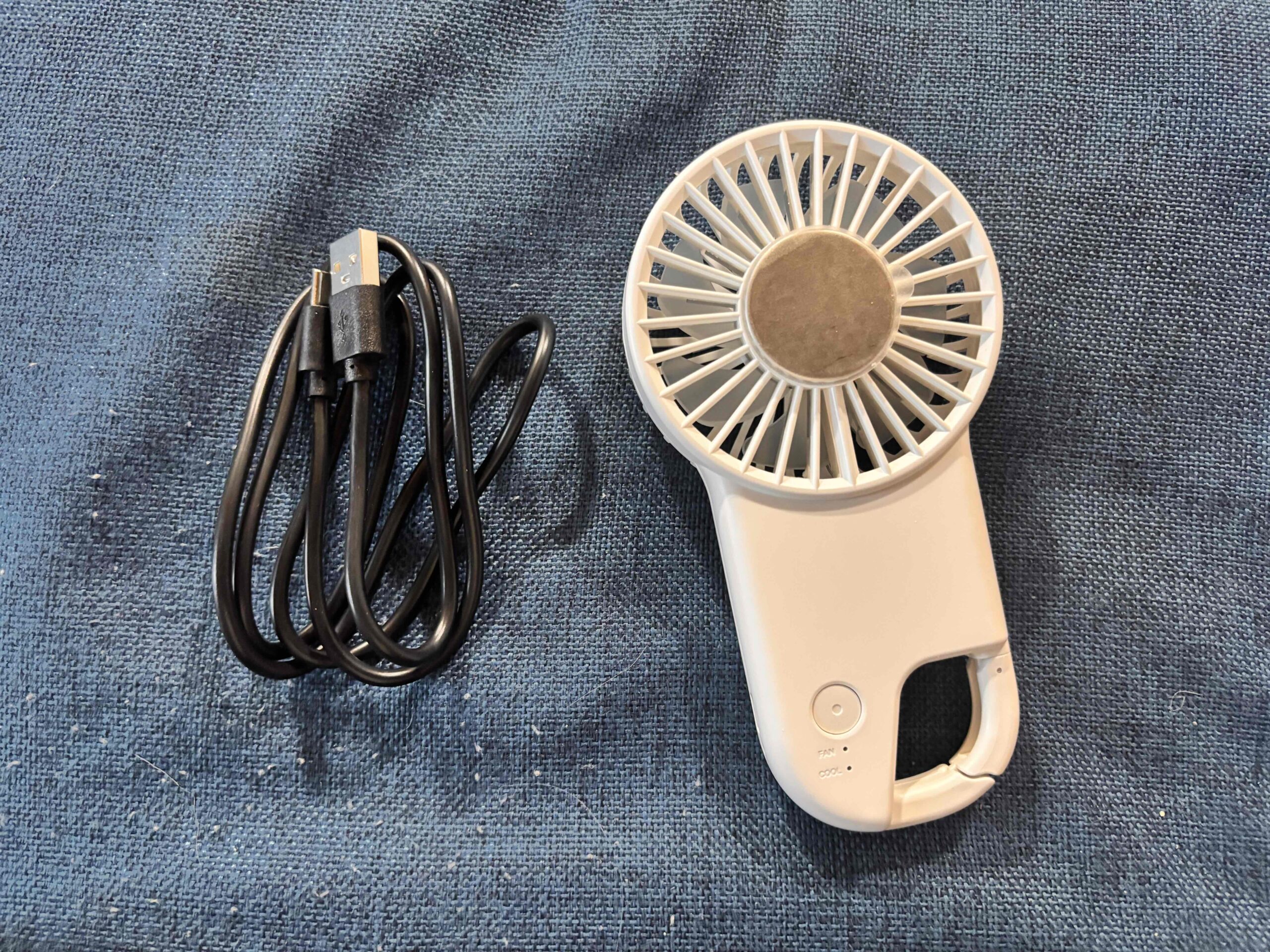 冷却プレートフラットUSBハンデイファンと付属の充電ケーブル