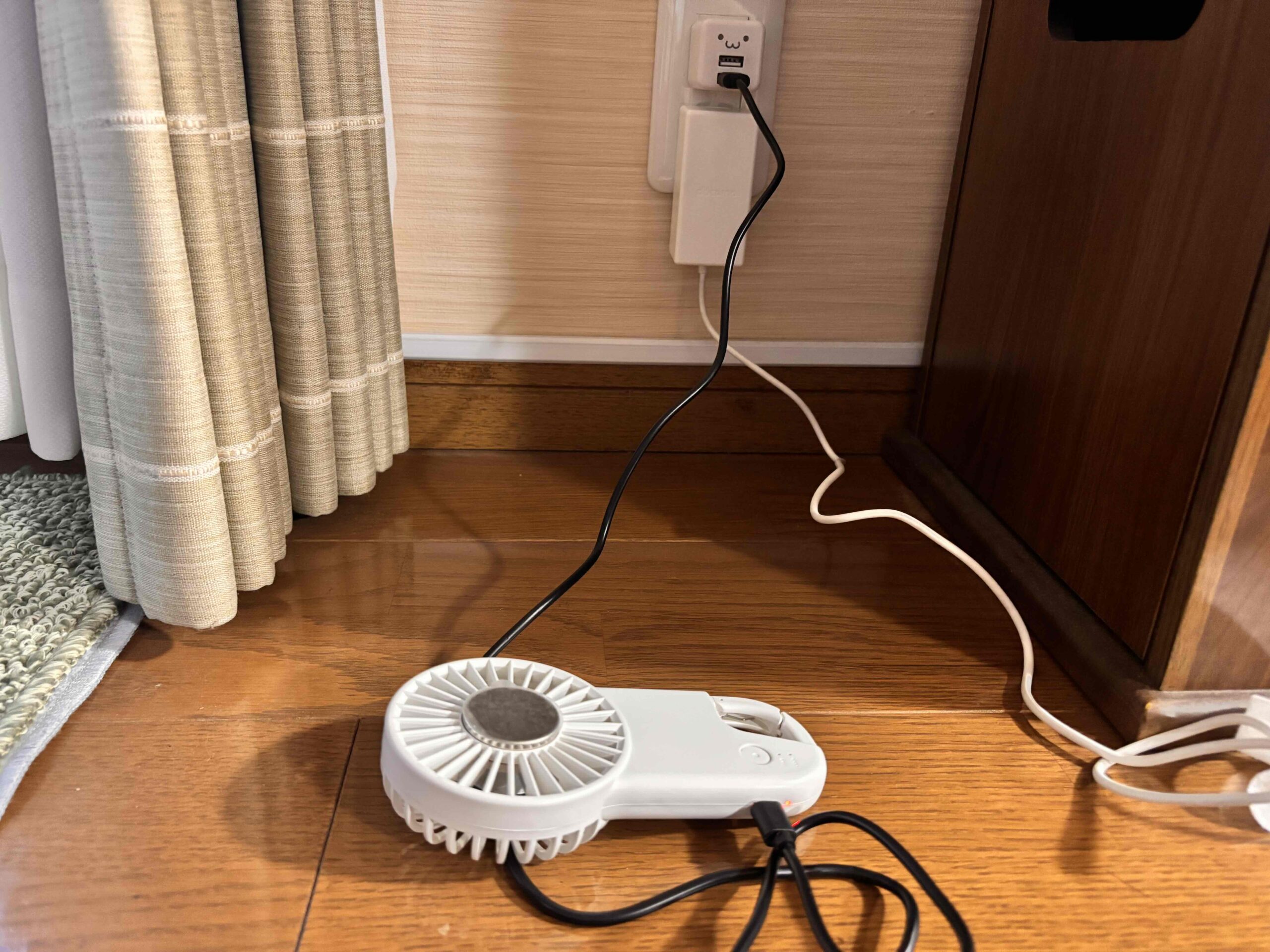 冷却プレートフラットUSBハンデイファン　付属品のケーブルは充分な長さがあり充電しやすい