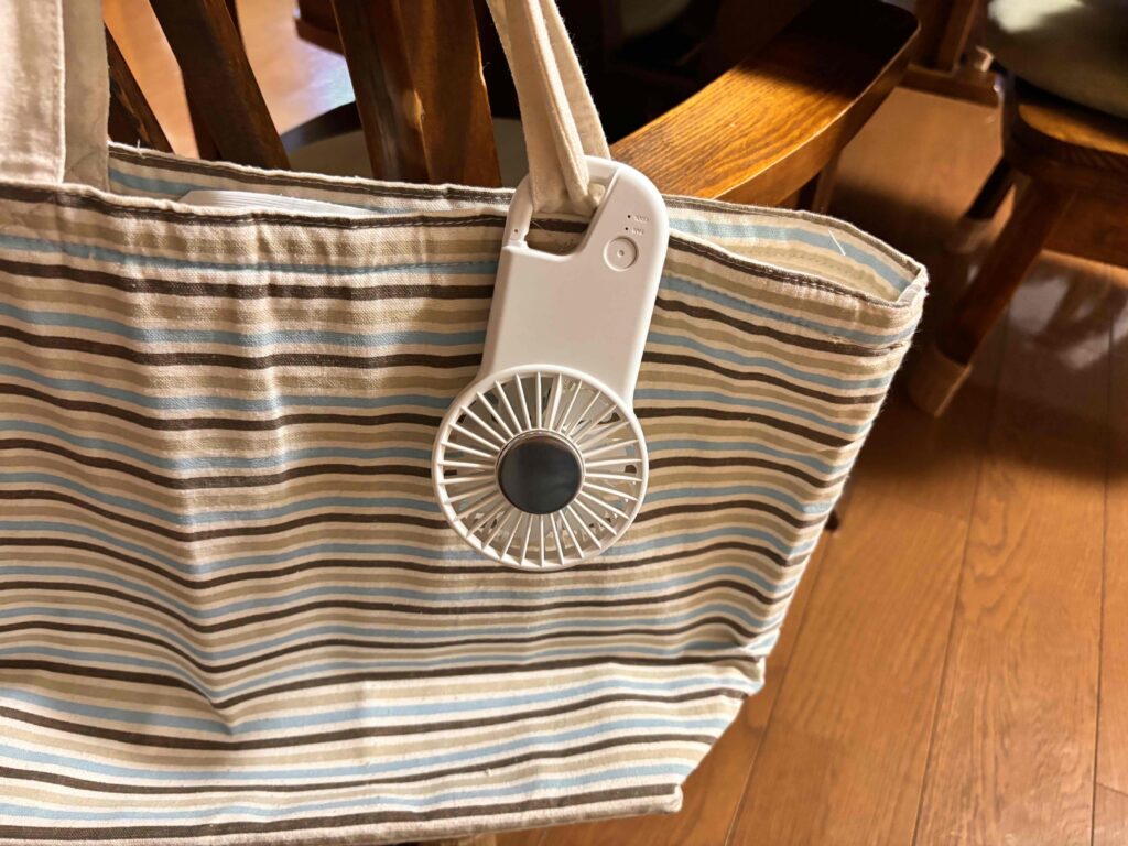 冷却プレートフラットUSBハンデイファンのカラビナを使ってトートバッグの持ち手にファンを取り付けることができる