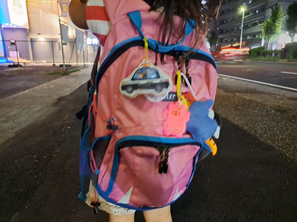 アニマルリフレクター　ブタ　女の子のリュックに取り付け