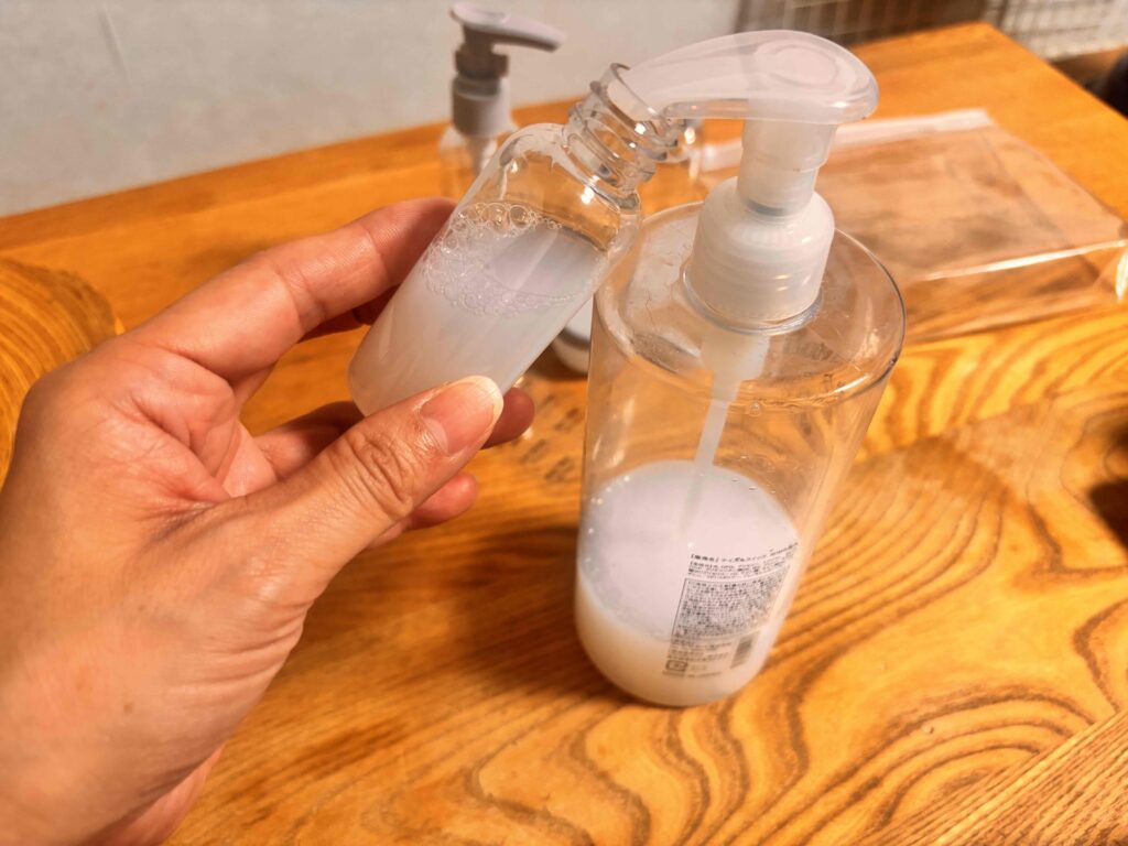 トラベル詰め替え容器に化粧品を入れる様子