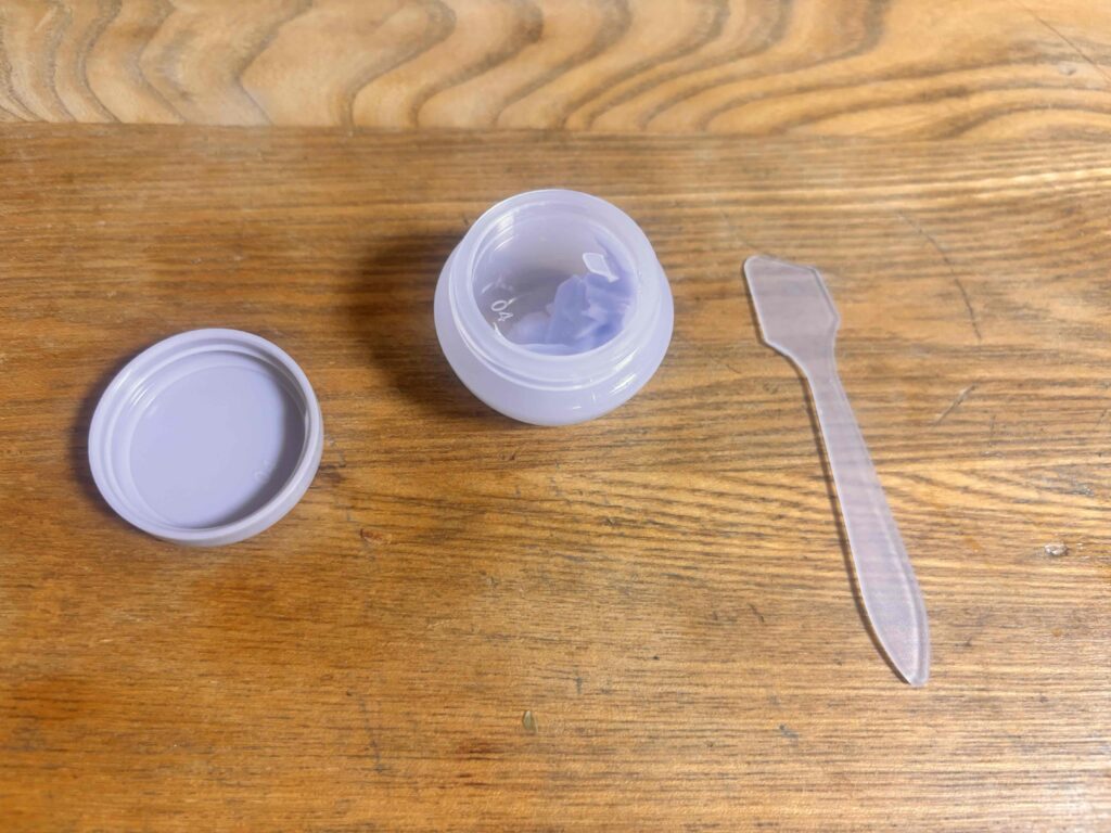 トラベル詰め替え容器 クリーム容器にクリームを入れて中蓋を閉めた様子