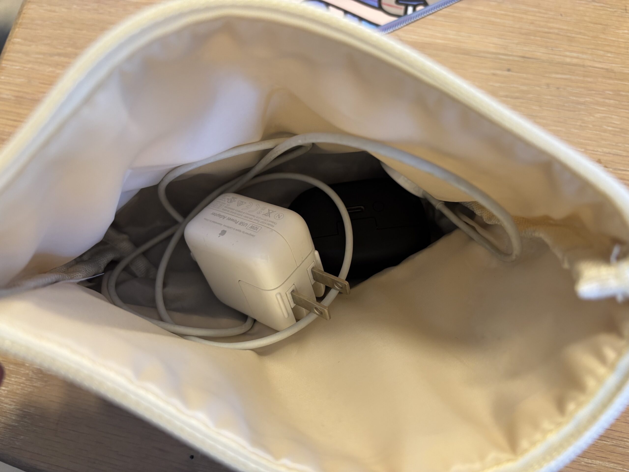 ボア＆キャンバスデイリーポーチに充電ケーブルを収納